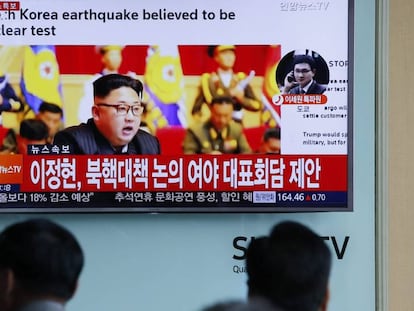 Surcoreanos siguen las noticias sobre la prueba nuclear de Corea del Norte.