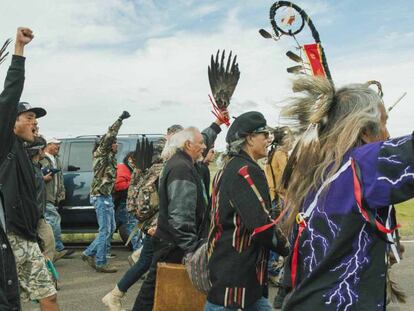 Manifestación, este viernes, contra el oleoducto cerca de la reserva de la tribu.