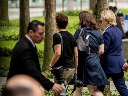 La candidata Hillary Clinton al ausentarse de la ceremonia del 11-S.