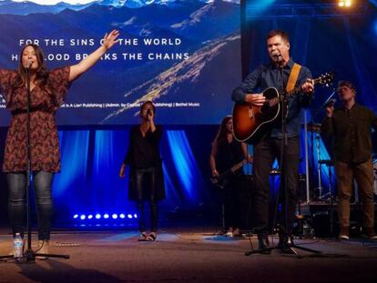 Unos músicos actúan en la New Life Church, en Colorado Springs.