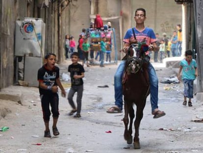 Crianças brincam na rua em Aleppo no primeiro dia de trégua.