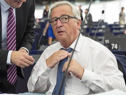 El presidente de la Comisión Europea, Jean-Claude Juncker, se ajusta la corbata antes de su discurso del Estado de la Unión, este miércoles.