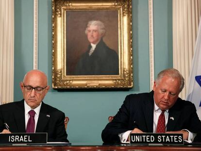 El subsecretario de Estado de EE UU, Tom Shannon, consejero de Seguridad Nacional de Israel, Jacob Nagel, firman el acuerdo en Washington.