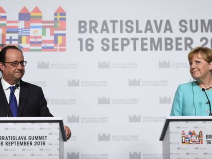 El presidente francés, François Hollande, junto a la canciller Angela Merkel.