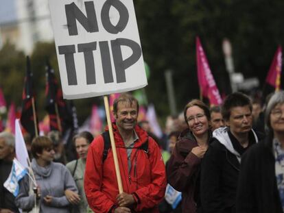 Manifestantes contra el TTIP e, durante la marcha en Berlín.