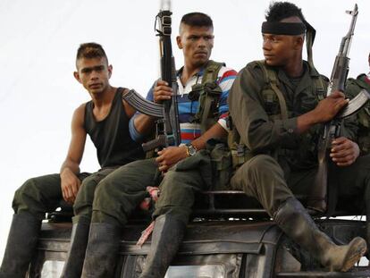 Un grupo de guerrilleros llegan a El Diamante para el congreso de las FARC.