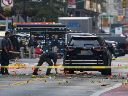 Los agentes acordonan la zona de la explosión. AP