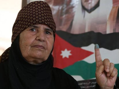 Una mujer jordana muestra su dedo con tinta tras votar en Amán.