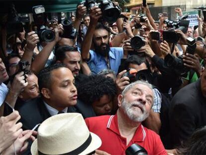 El expresidente brasileño Lula da Silva tras una rueda de prensa en la que se defiendió.