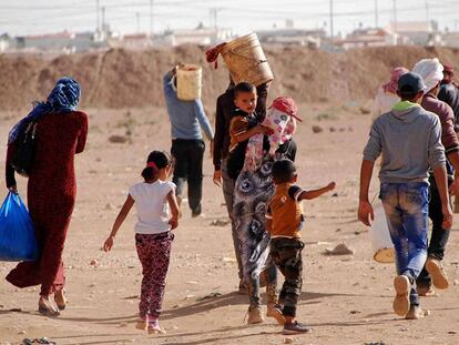 Un grupo de refugiados sirios vuelve al campamento de forma irregular después de haber trabajado recogiendo tomates por 10 euros diarios.