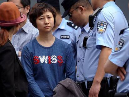 Lin Ru, esposa del abogado Xia Lin, ante el tribunal que condenó al jurista a 12 años de cárcel.