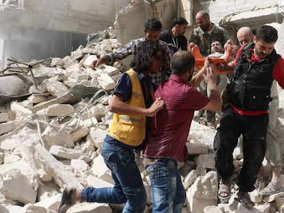Resgate depois de um bombardeio em Aleppo.