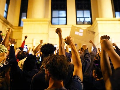 Manifestantes em frente à delegacia de polícia de Charlotte, após receberem a notícia de que Justin Carr havia morrido.