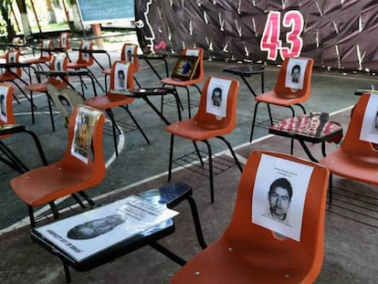Retratos dos estudantes nas carteiras da escola de magistério rural de Ayotzinapa.