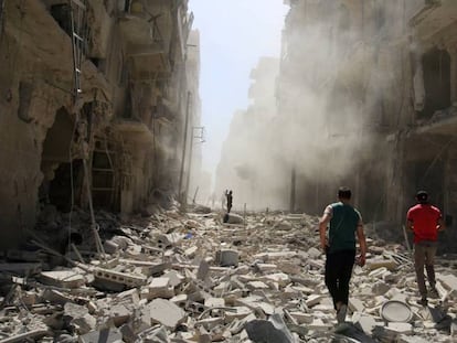 Um homem inspeciona a destruição de um edifício após um ataque aéreo em Aleppo, no domingo.
