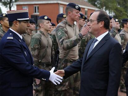 El presidente francés, François Holande, saluda a gendarmes, este lunes, en Calais.