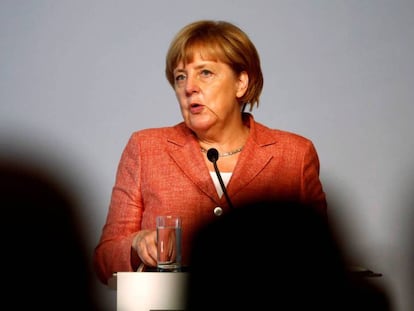 La canciller alemana, Angela Merkel, en la cumbre de la asociación federal de turismo alemán en Berlín.
