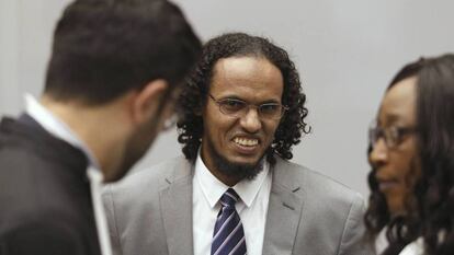 Achmad Al Mahdi escucha a su defensa en la Corte Penal Internacional.