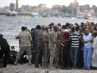 Familiares de los desaparecidos tras el naufragio, este martes en Rosetta (Egipto). TAREK ALFARAMAWY EFE
