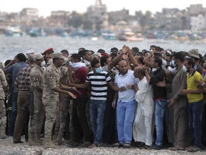 Familiares de los desaparecidos tras el naufragio, este martes en Rosetta (Egipto). TAREK ALFARAMAWY EFE