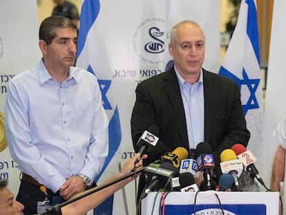 El hijo de Simón Peres, Jemi Peres (centro), rodeado de responsables médicos, anuncia el fallecimiento de su padre.