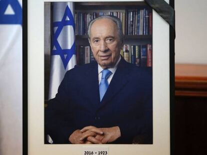 Fotografía del fallecido Simón Peres en la sede del Gobierno en Jerusalén. RONEN ZVULUN AFP