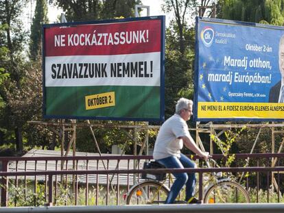 Cartel en Budapest del Gobierno por el no a las cuotas acordadas por la UE (izquierda), y de la Coalición Democrática, que pide la abstención en el referéndum del domingo.