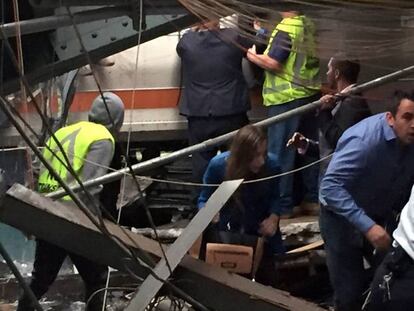 As vítimas do acidente na estação de Hoboken, em Nova Jersey, saem do trem depois da colisão.