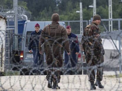 Policías húngaros hacen guardia delante de la zona de tránsito en la frontera sur de Hungría con Serbia, el 21 de septiembre.
