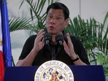 Rodrigo Duterte, este viernes, en el aeropuerto internacional de Davao.