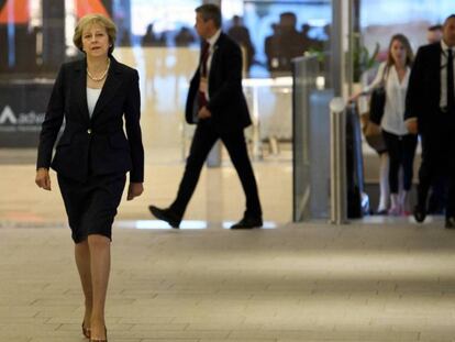 A primeira-ministra britânica, Theresa May, ao chegar à reunião do Partido Conservador, em Birmingham (Inglaterra).