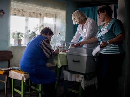 Una mujer firma el registro de participación en el referéndum sobre refugiados, este domingo en Kelebia (Hungría).