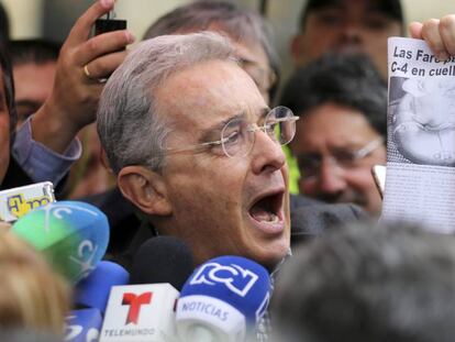 El expresidente Álvaro Uribe hace declaraciones a los medios tras votar.