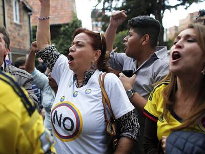 Opositores ao processo de paz na Colômbia comemoram a vitória do Não em Bogotá. / Em vídeo:Timochenko comenta o resultado do referendo.