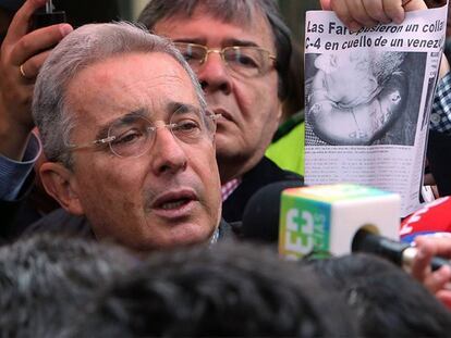 El expresidente de Colombia Álvaro Uribe tras emitir su voto.