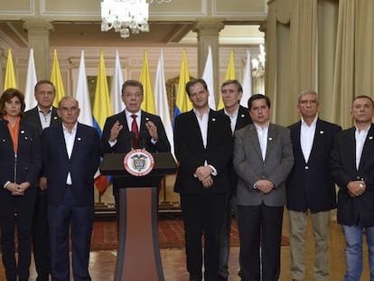O presidente Juan Manuel Santos, cercado pela equipe de negociação, durante seu discurso depois de conhecer os resultados que deram como vencedor o 'não' no plebiscito pela paz.