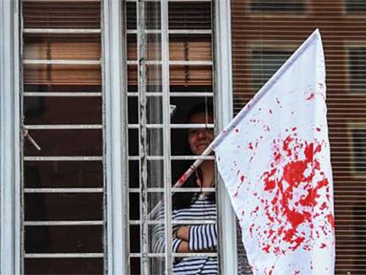 Una bandera blanca manchada de sangre tras el resultado.