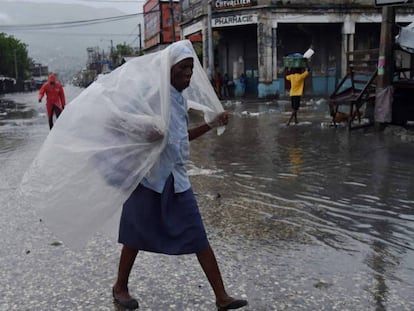 Una mujer se protege de la lluvia, este martes en Puerto Príncipe (Haití).