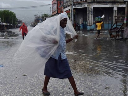 Una mujer se protege de la lluvia, este martes en Puerto Príncipe (Haití).