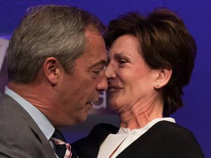 Diane James con su predecesor, Nigel Farage.