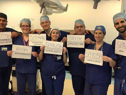 Personal del hospital Homerton University (Londres) en una foto difundida por Junaid Masood (izquierda).