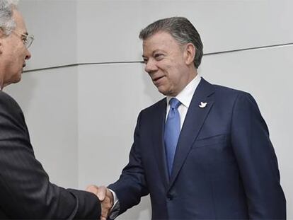 Uribe y Santos, antes del inicio de la reunión.