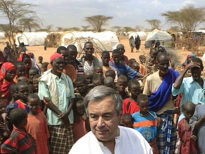 António Guterres, en un campamento de refugiados somalíes en 2011, como comisario de ACNUR.
