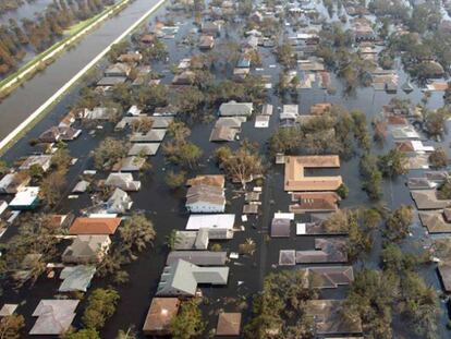 Centenares de calles y casas inundadas en Nueva Orleans tras el paso de huracán Katrina en 2005.