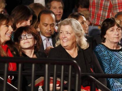 Paula Jones, Kathleen Willey, Juanita Broaddrick e Kathy Shelton no debate.