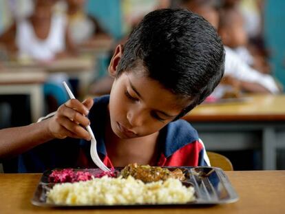 Um menino almoça num refeitório escolar de Higuerote, em agosto.