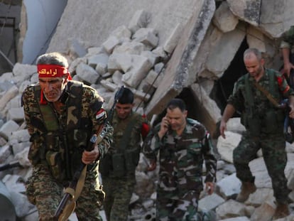Soldados del régimen sirio patrullan el área de Awija en su avance sobre Alepo.