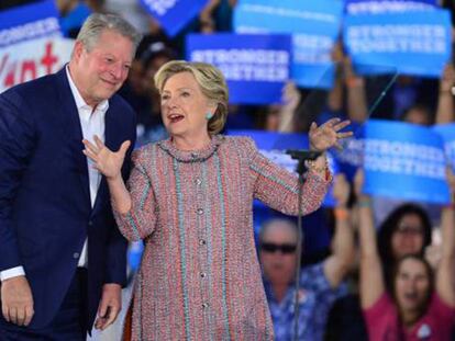 Hillary Clinton junto a Al Gore, este miércoles en un acto en Miami.