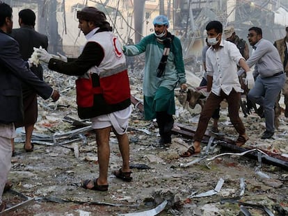 Varios médicos trasladan un cadáver tras un bombardeo de la coalición liderada por Arabia Saudí sobre Saná, la capital de Yemen, el pasado 8 de octubre.