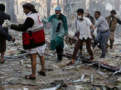 Varios médicos trasladan un cadáver tras un bombardeo de la coalición liderada por Arabia Saudí sobre Saná, la capital de Yemen, el pasado 8 de octubre.